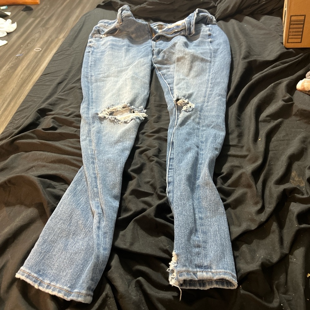 Women’s American Eagle size 8 denim ripped jeans
